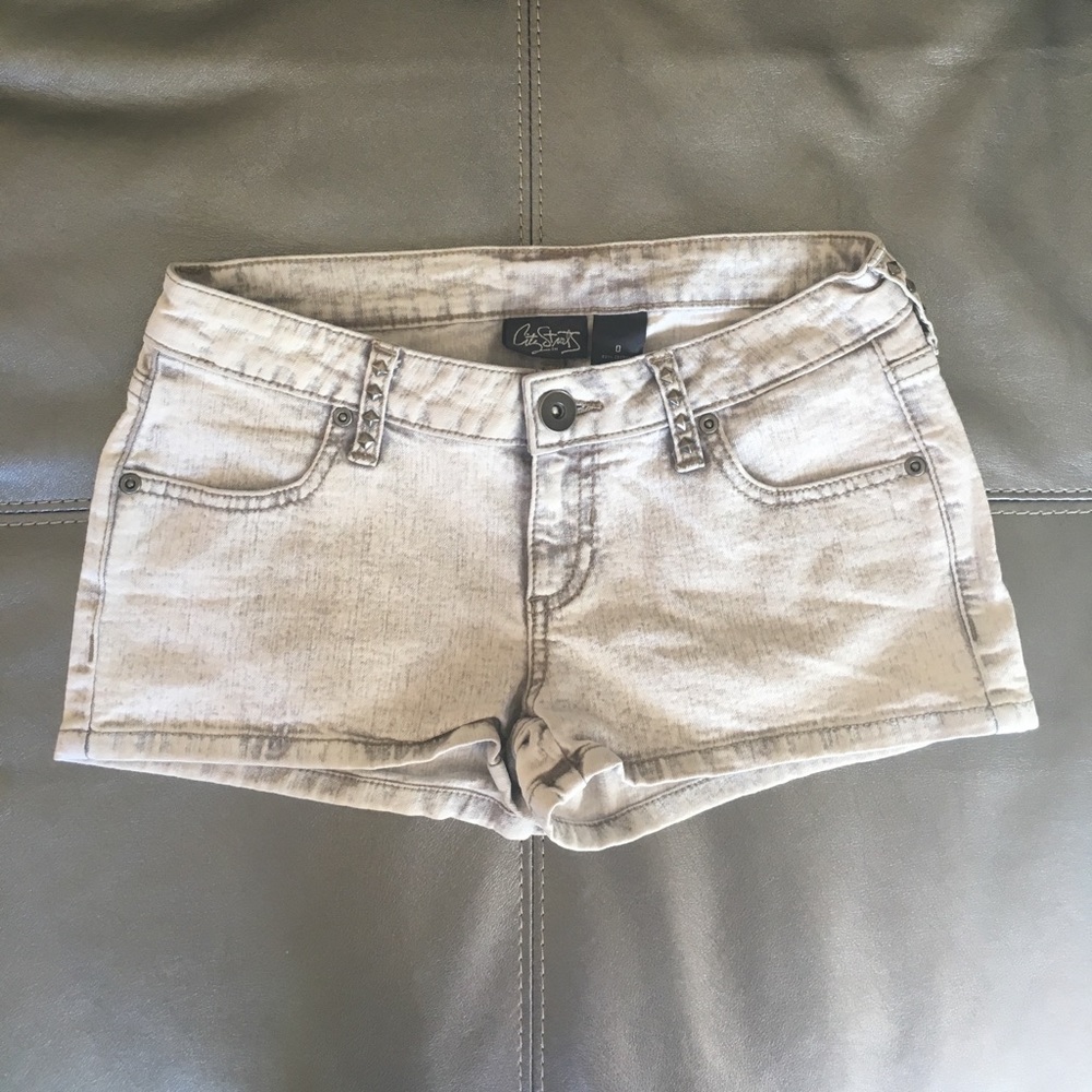 ✨ Light Wash Studded Denim Shorts ✨
